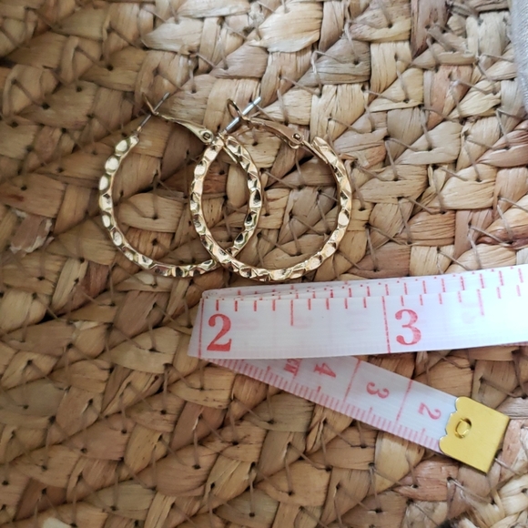 🖤 Hammered gold medium hoop earrings - Picture 3 of 3